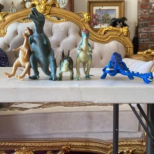 5 medium/Large Dinosaurs Figures